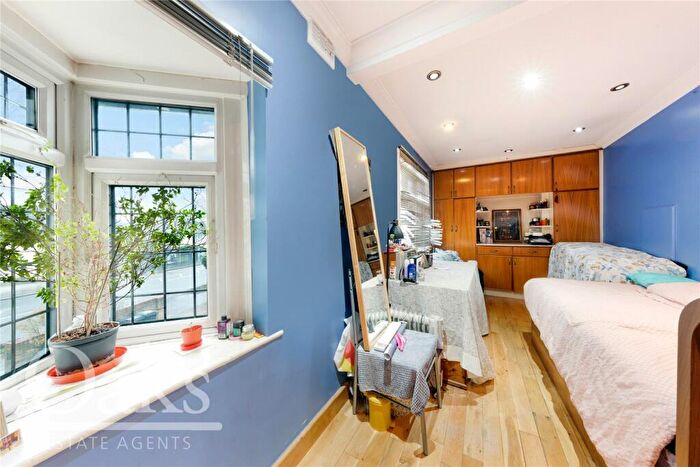 4 Bedroom Detached House For Sale In Green Lane, Thornton Heath, CR7