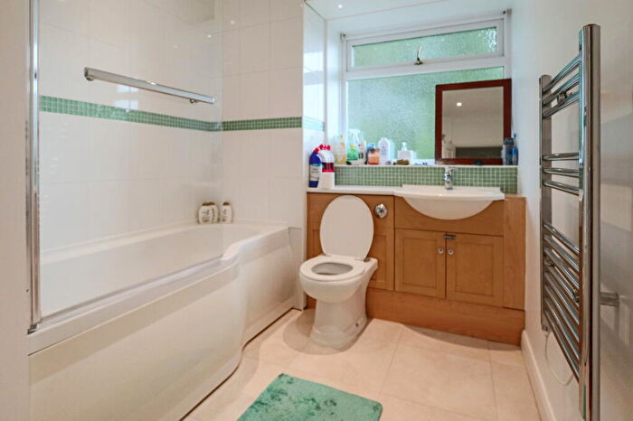 2 Bedroom Apartment For Sale In Tupwood Lane, Caterham, CR3
