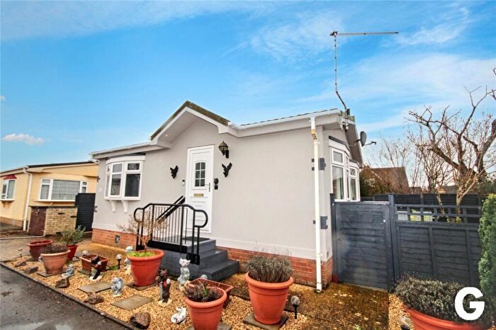 1 Bedroom Park Home For Sale In Lumby Drive Mobile Home Park, Ringwood, Hampshire, BH24