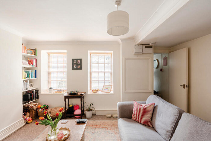 1 Bedroom Flat For Sale In Garden Flat, Southleigh Road, Clifton, Bristol, BS8