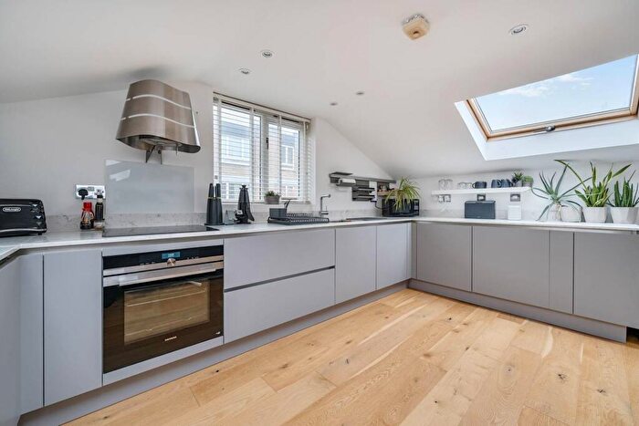 2 Bedroom Maisonette For Sale In Balls Pond Road, Islington, London, N1