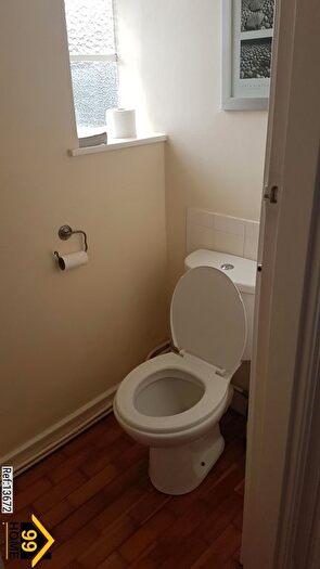 2 Bedroom Flat For Sale In Mansfield Court, Nottingham, NG5
