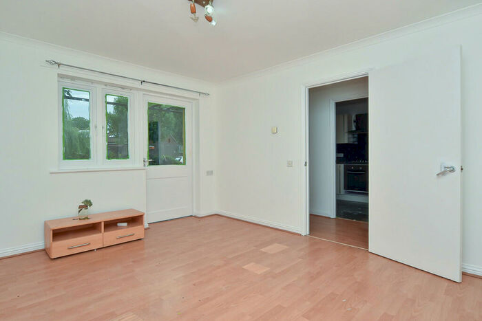 1 Bedroom Ground Flat To Rent In Semley Gate, London, E9