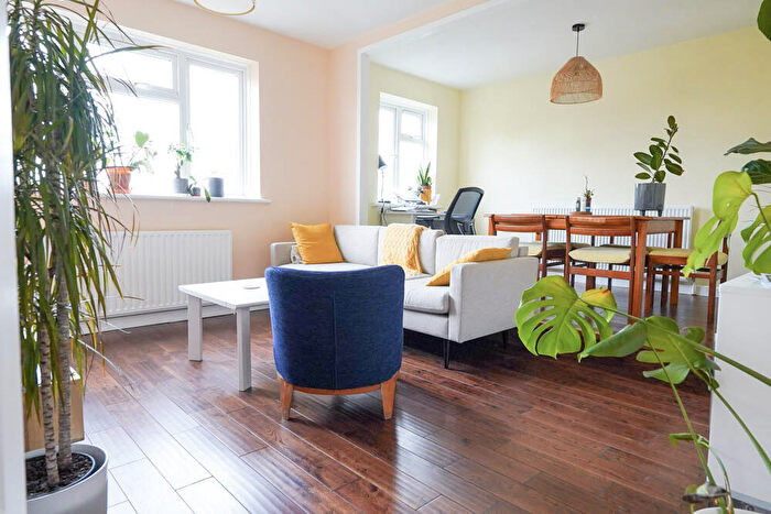 2 Bedroom Flat To Rent In Fairlop Road, Leytonstone, E11