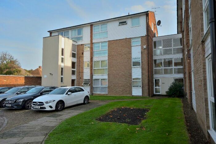 2 Bedroom Ground Flat To Rent In Mintern Close, Hedge Lane, London, N13