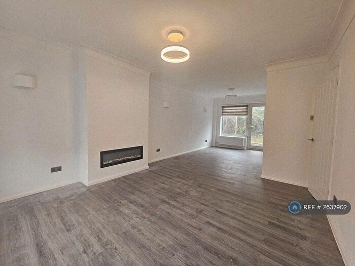 3 Bedroom Semi-Detached House To Rent In Waverley Close, Bromley, BR2