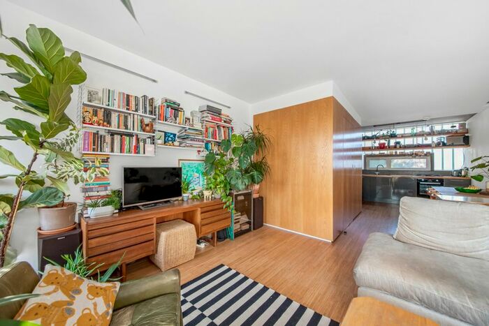 2 Bedroom Flat To Rent In Dog Kennel Hill, East Dulwich, London, SE22