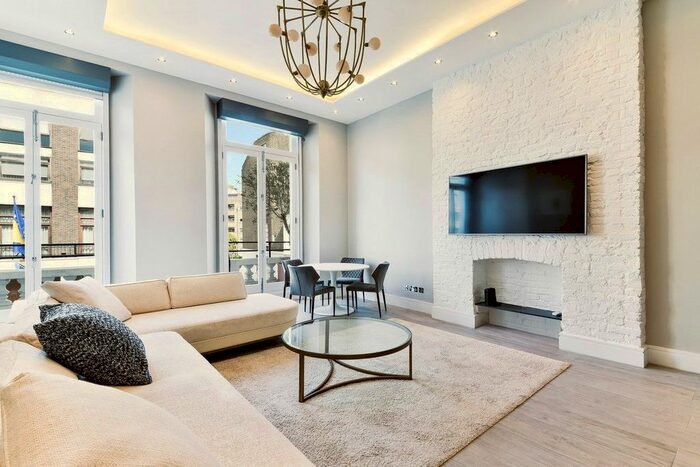 2 Bedroom Flat To Rent In Lexham Gardens, London, W8