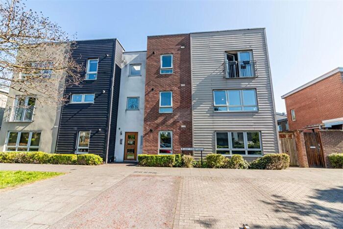 2 Bedroom Flat For Sale In The Staiths, Gateshead, NE8