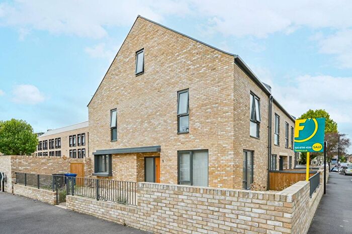3 Bedroom Detached House For Sale In Felix Road, Ealing, West Ealing, W13