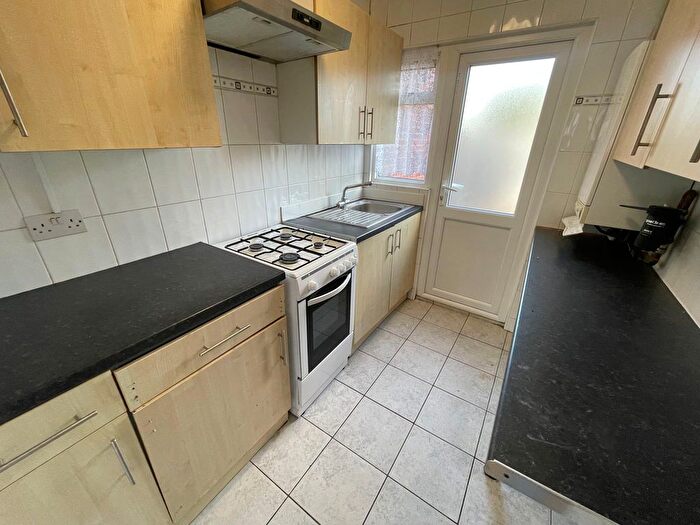 4 Bedroom Semi Detached House To Rent In Bedford Avenue, Hayes, UB4