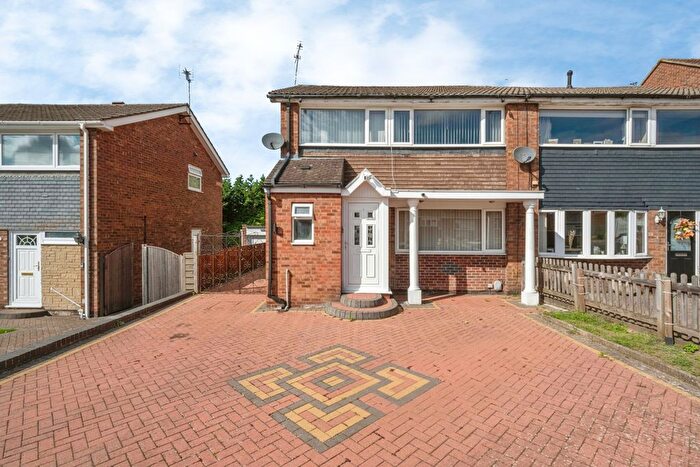 3 Bedroom Semi Detached House For Sale In Nearfield Road, Doncaster, South Yorkshire, DN4