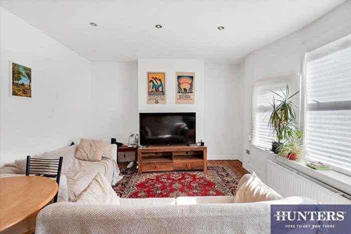 3 Bedroom Flat To Rent In Ballards Lane, London, N12