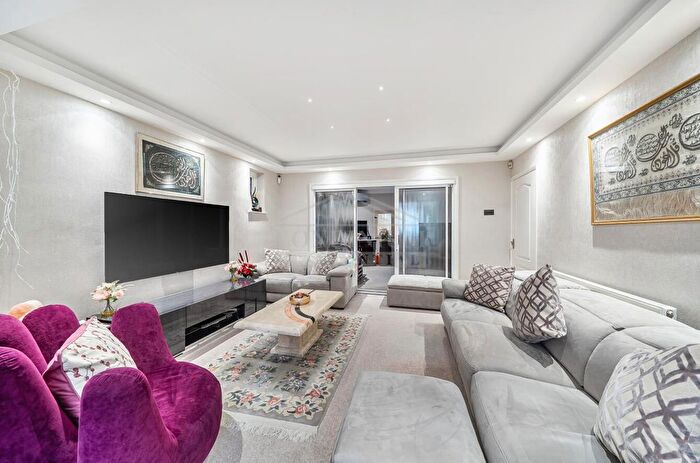 4 Bedroom Detached House For Sale In Pembroke Place, Edgware, HA8