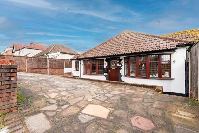 4 Bedroom Detached Bungalow For Sale In Rydal Drive, Bexleyheath, DA7