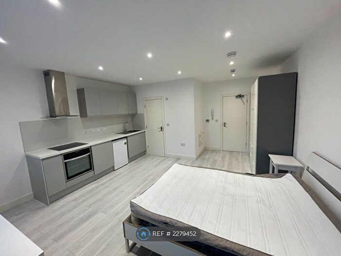 Studio To Rent In Wycombe Gardens, London, NW11