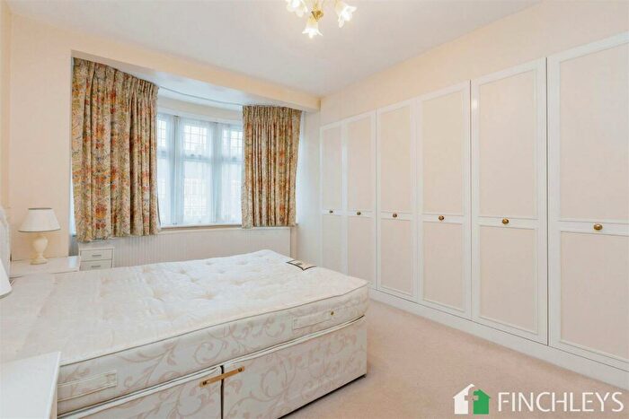 3 Bedroom Semi-Detached House For Sale In Ventnor Drive, Totteridge, N20