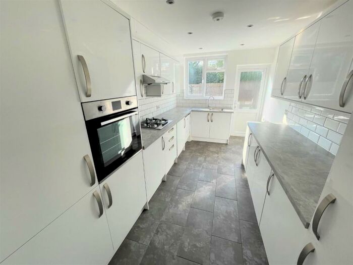 3 Bedroom Flat To Rent In Goodwyn Avenue, Mill Hill, NW7