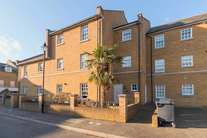 2 Bedroom Flat To Rent In Coventry Gardens, Walmer, Deal, CT14