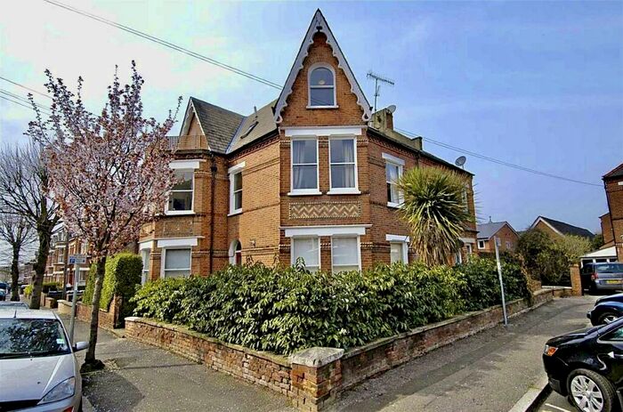 2 Bedroom Flat To Rent In Brunswick Road, Kingston Upon Thames, KT2