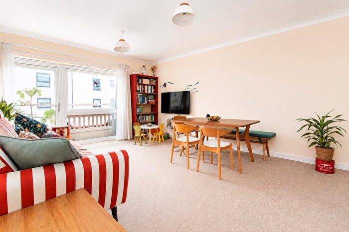 2 Bedroom Apartment For Sale In Sweetbriar Avenue, Carshalton, SM5