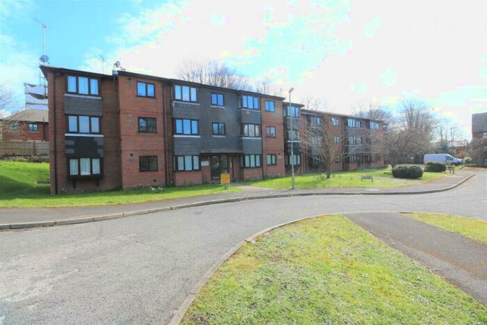 1 Bedroom Flat To Rent In Amber Court, Redan Gardens, Aldershot, Hampshire, GU12