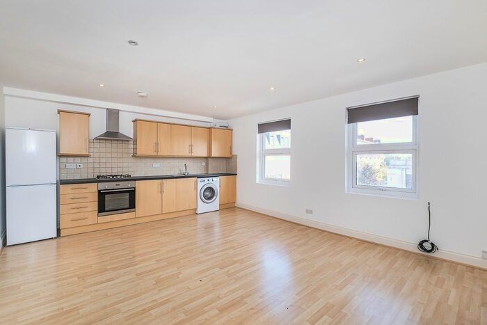 3 Bedroom Flat To Rent In Upper Tooting Road, London, SW17