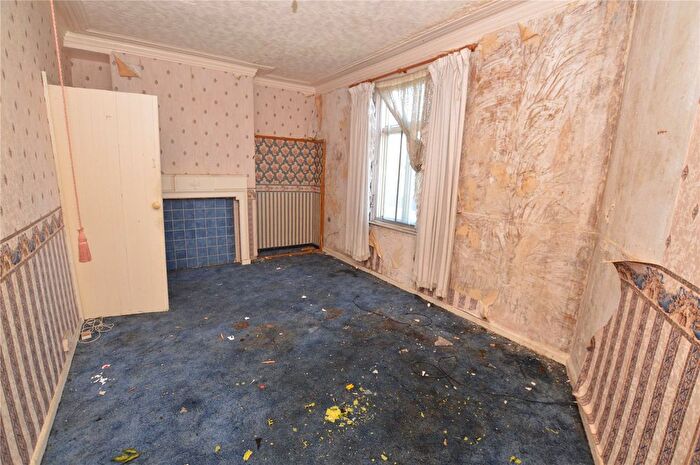 5 Bedroom Semi-Detached House For Sale In Tyas Grove, Leeds, LS9