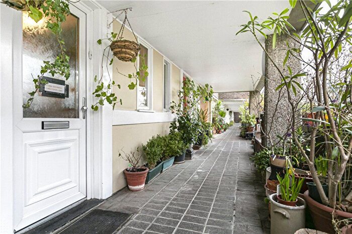 3 Bedroom Flat To Rent In Justin Close, Brentford, TW8