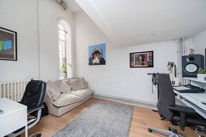 2 Bedroom Flat For Sale In Institute Place, Hackney, London, E8