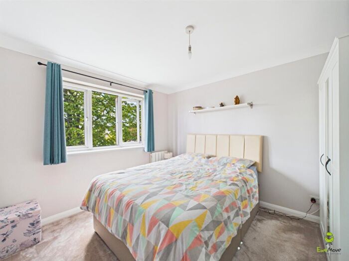 1 Bedroom Flat For Sale In Flat Cloisters Court, Erith Road, Bexleyheath, DA7