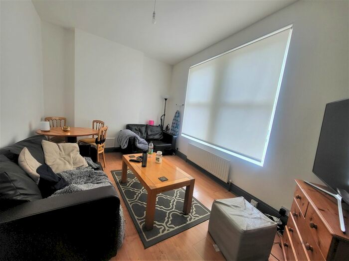 2 Bedroom Flat To Rent In Garratt Lane, London, SW18