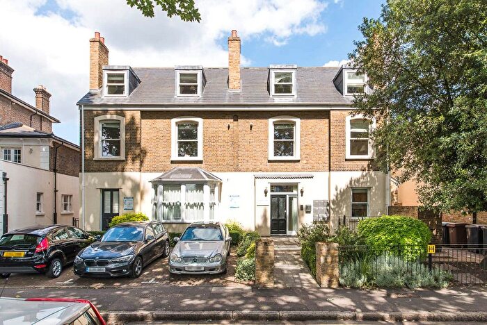 2 Bedroom Flat To Rent In Grove Crescent, Kingston Upon Thames, Surrey, KT1