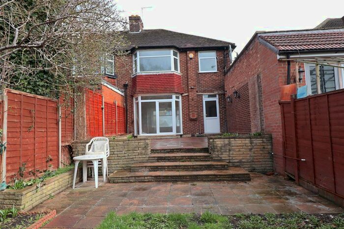 4 Bedroom Semi-Detached House To Rent In Hendon Way, London, NW2