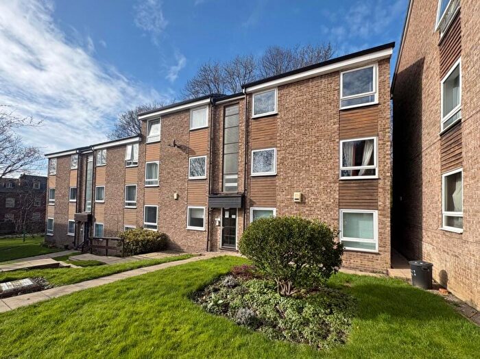 2 Bedroom Flat To Rent In Grosvenor Park Gardens, Headingley, Leeds, LS6