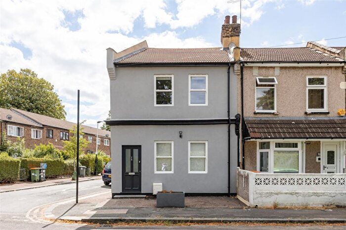 2 Bedroom Property For Sale In Cemetery Road, Forest Gate, E7