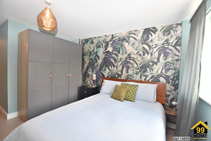 1 Bedroom Apartment For Sale In Oakleigh Court, London, Greater, N1