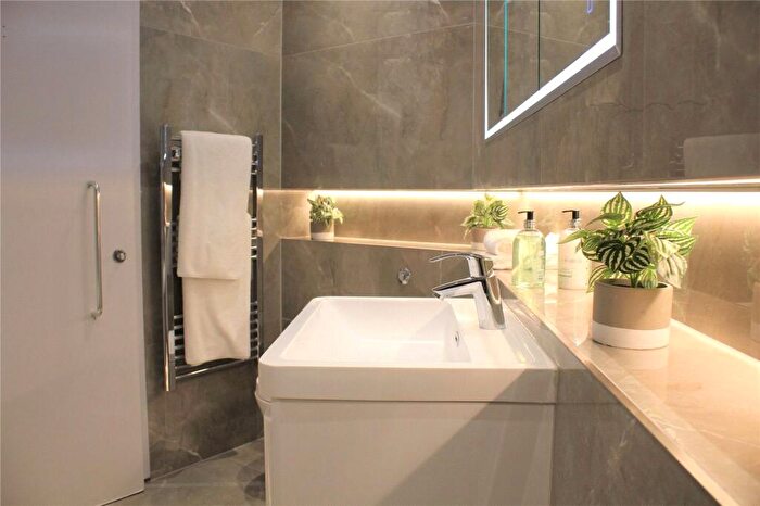 2 Bedroom Apartment To Rent In City Road, Old Street, London, EC1V