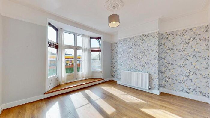 2 Bedroom Flat To Rent In Hook Road, Surbiton, KT6