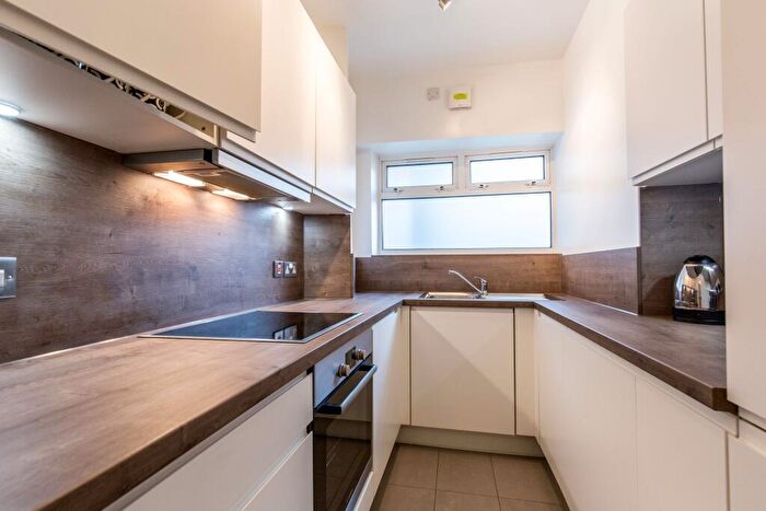 3 Bedroom Flat To Rent In Brondesbury Court Willesden Lane, NW2