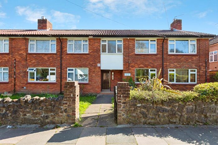 1 Bedroom Flat For Sale In Glade Court, Clayhall, Essex, IG5