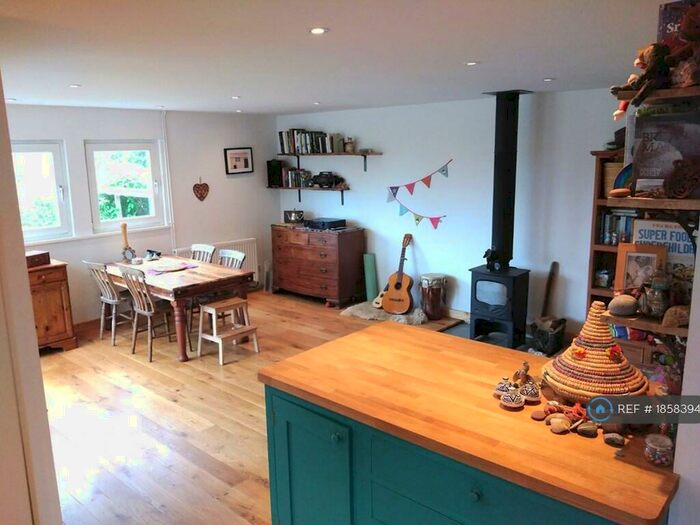 2 Bedroom Bungalow To Rent In Miles Lane, Swansea, SA3