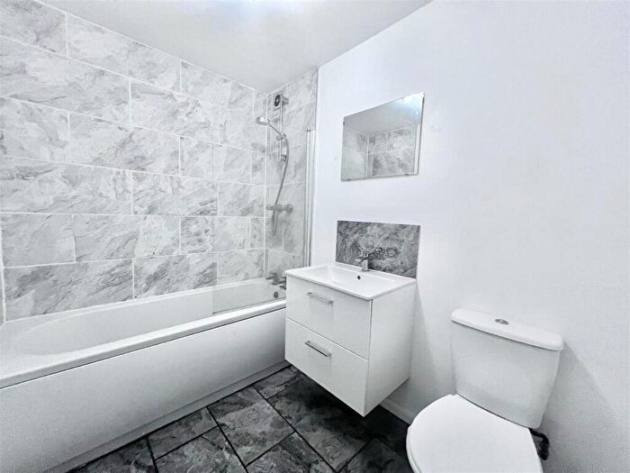 2 Bedroom Flat To Rent In Princess Close, Gedling, NG4