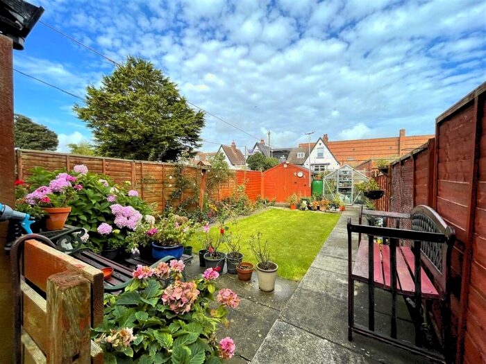 3 Bedroom End Of Terrace House For Sale In Carrington Avenue, Hornsea, HU18