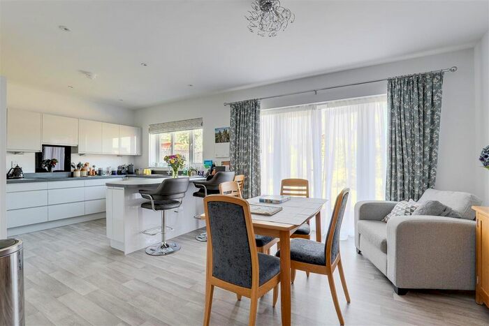2 Bedroom Detached Bungalow For Sale In Waddington Drive, West Bridgford, Nottinghamshire, NG2