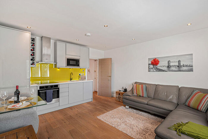 2 Bedroom Apartment For Sale In Glamis Place, London, E1W