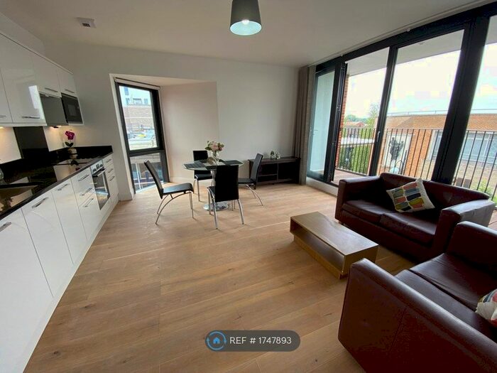 2 Bedroom Flat To Rent In The Broadway, Crawley, RH10