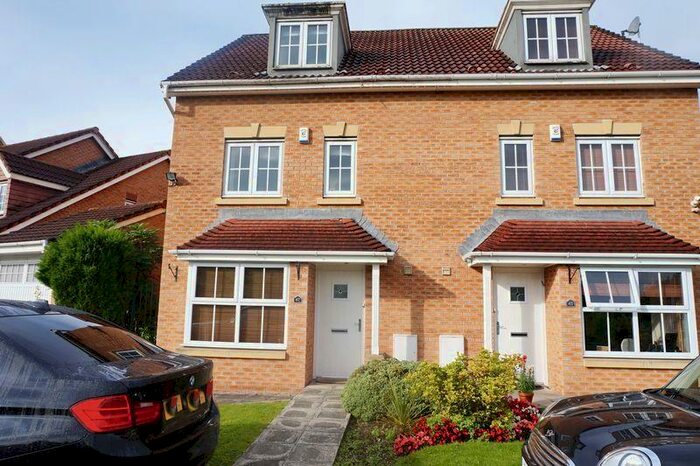 4 Bedroom Semi-Detached House To Rent In Greendale Drive, Radcliffe, M26