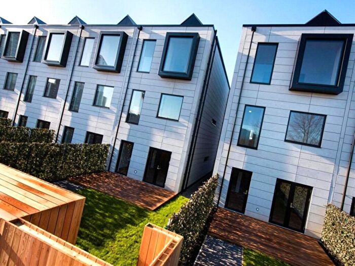 3 Bedroom Town House To Rent In Senior Lane Salford, M3