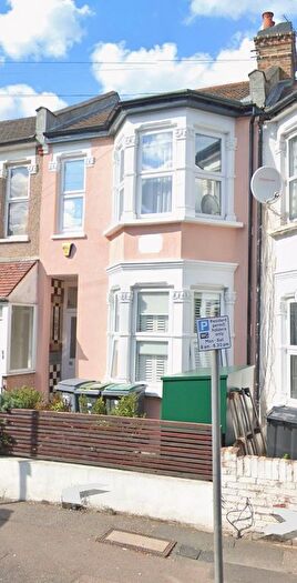 3 Bedroom Flat To Rent In Falkland Road, London, N8